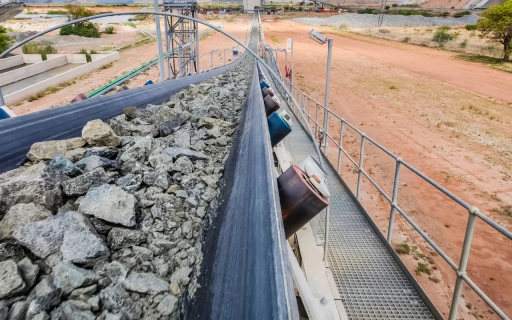 Steine auf einem Förderband