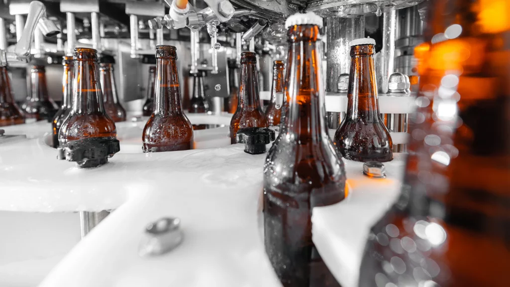 Flaschen in einer Anlage