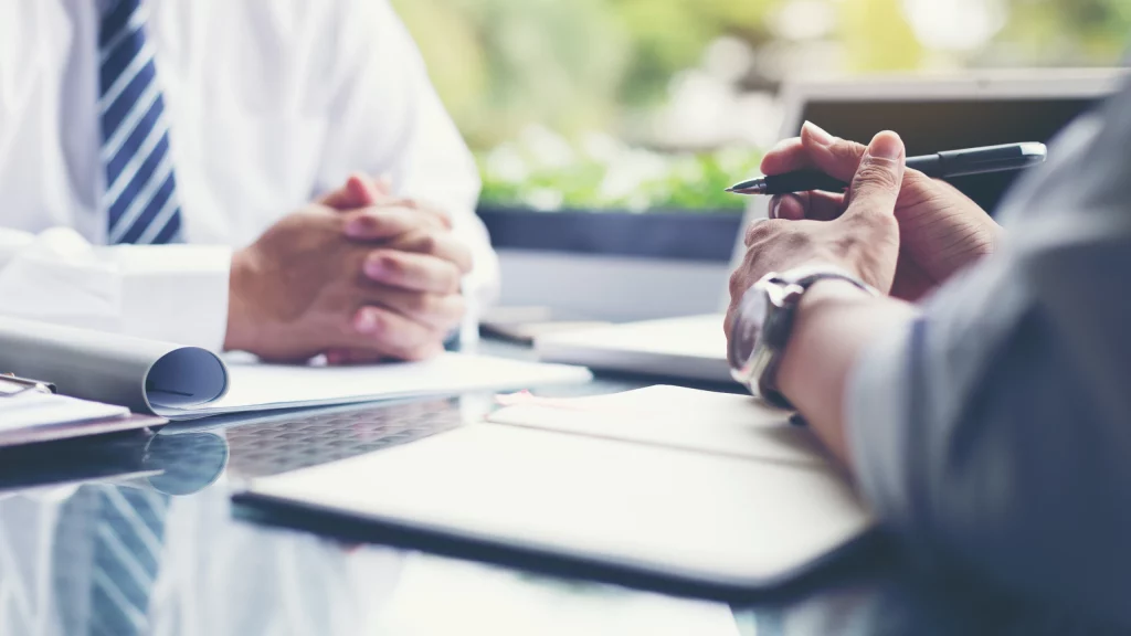 Zwei Personen im Gespräch