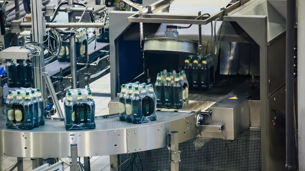 Getränkeflaschen werden verpackt