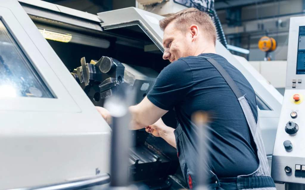 Bearbeitungszentrum wird gewartet